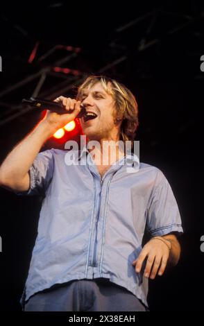 TERRORVISION, READING FESTIVAL, 1999 : le chanteur Tony Wright de Terrorvision sur la scène principale du Reading Festival, Angleterre, Royaume-Uni le 29 août 1999. Photo : Rob Watkins. INFO : Terrorvision, un groupe de rock britannique formé en 1988, a gagné en popularité dans les années 90 avec des tubes comme 'Tequila' et 'Oblivion'. Leurs performances énergiques et leurs crochets accrocheurs en ont fait un incontournable de la scène musicale alternative de l'époque. Banque D'Images