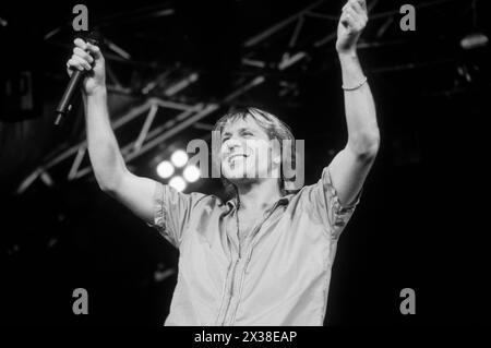 TERRORVISION, READING FESTIVAL, 1999 : le chanteur Tony Wright de Terrorvision sur la scène principale du Reading Festival, Angleterre, Royaume-Uni le 29 août 1999. Photo : Rob Watkins. INFO : Terrorvision, un groupe de rock britannique formé en 1988, a gagné en popularité dans les années 90 avec des tubes comme 'Tequila' et 'Oblivion'. Leurs performances énergiques et leurs crochets accrocheurs en ont fait un incontournable de la scène musicale alternative de l'époque. Banque D'Images