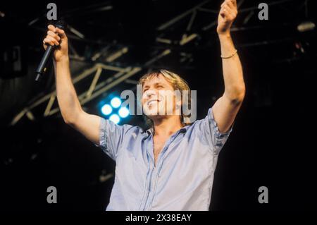 TERRORVISION, READING FESTIVAL, 1999 : le chanteur Tony Wright de Terrorvision sur la scène principale du Reading Festival, Angleterre, Royaume-Uni le 29 août 1999. Photo : Rob Watkins. INFO : Terrorvision, un groupe de rock britannique formé en 1988, a gagné en popularité dans les années 90 avec des tubes comme 'Tequila' et 'Oblivion'. Leurs performances énergiques et leurs crochets accrocheurs en ont fait un incontournable de la scène musicale alternative de l'époque. Banque D'Images