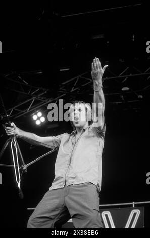 TERRORVISION, READING FESTIVAL, 1999 : le chanteur Tony Wright de Terrorvision sur la scène principale du Reading Festival, Angleterre, Royaume-Uni le 29 août 1999. Photo : Rob Watkins. INFO : Terrorvision, un groupe de rock britannique formé en 1988, a gagné en popularité dans les années 90 avec des tubes comme 'Tequila' et 'Oblivion'. Leurs performances énergiques et leurs crochets accrocheurs en ont fait un incontournable de la scène musicale alternative de l'époque. Banque D'Images