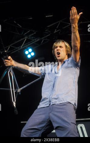 TERRORVISION, READING FESTIVAL, 1999 : le chanteur Tony Wright de Terrorvision sur la scène principale du Reading Festival, Angleterre, Royaume-Uni le 29 août 1999. Photo : Rob Watkins. INFO : Terrorvision, un groupe de rock britannique formé en 1988, a gagné en popularité dans les années 90 avec des tubes comme 'Tequila' et 'Oblivion'. Leurs performances énergiques et leurs crochets accrocheurs en ont fait un incontournable de la scène musicale alternative de l'époque. Banque D'Images