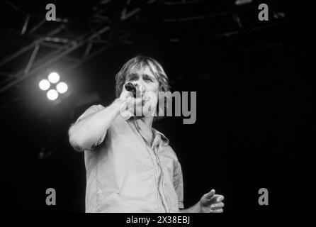 TERRORVISION, READING FESTIVAL, 1999 : le chanteur Tony Wright de Terrorvision sur la scène principale du Reading Festival, Angleterre, Royaume-Uni le 29 août 1999. Photo : Rob Watkins. INFO : Terrorvision, un groupe de rock britannique formé en 1988, a gagné en popularité dans les années 90 avec des tubes comme 'Tequila' et 'Oblivion'. Leurs performances énergiques et leurs crochets accrocheurs en ont fait un incontournable de la scène musicale alternative de l'époque. Banque D'Images