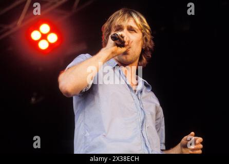 TERRORVISION, READING FESTIVAL, 1999 : le chanteur Tony Wright de Terrorvision sur la scène principale du Reading Festival, Angleterre, Royaume-Uni le 29 août 1999. Photo : Rob Watkins. INFO : Terrorvision, un groupe de rock britannique formé en 1988, a gagné en popularité dans les années 90 avec des tubes comme 'Tequila' et 'Oblivion'. Leurs performances énergiques et leurs crochets accrocheurs en ont fait un incontournable de la scène musicale alternative de l'époque. Banque D'Images