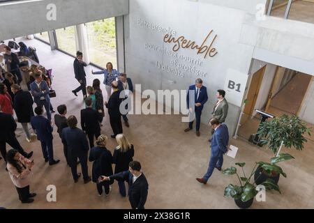 Marcq en Baroeul, France. 25 avril 2024. Cette photo montre une visite à Lesaffre (fabricant français de levure et premier producteur mondial) dans la région de Lille, dans le cadre d'une mission industrielle en France le jeudi 25 avril 2024. Une délégation de politiciens flamands, de fonctionnaires et de dirigeants industriels se rend en France pour discuter de l’innovation et de la durabilité. BELGA PHOTO NICOLAS MAETERLINCK crédit : Belga News Agency/Alamy Live News Banque D'Images