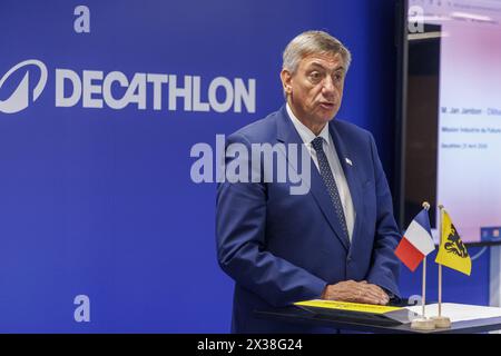 Marcq en Baroeul, France. 25 avril 2024. Le ministre flamand Jan jambon prononce un discours lors d’une visite au centre d’innovation Decathlon dans la région de Lille, dans le cadre d’une mission industrielle en France le jeudi 25 avril 2024. Une délégation de politiciens flamands, de fonctionnaires et de dirigeants industriels se rend en France pour discuter de l’innovation et de la durabilité. BELGA PHOTO NICOLAS MAETERLINCK crédit : Belga News Agency/Alamy Live News Banque D'Images