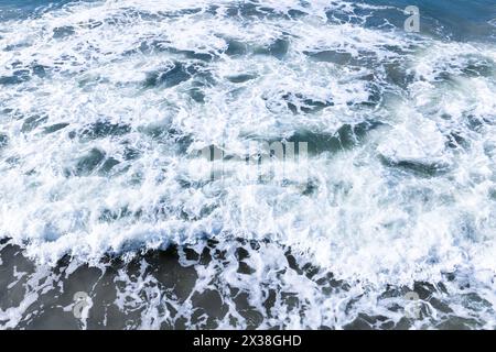 Eau de mer avec des vagues et de la mousse, texture de photo de fond naturelle abstraite Banque D'Images