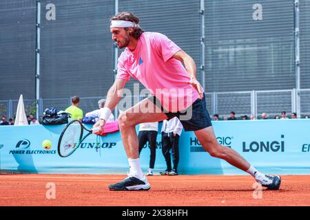 Madrid, Espagne. 25 avril 2024. Stefanos Tsitsipas, de Grèce, s’entraîne le quatrième jour du tournoi Mutua Madrid Open 2024 à la Caja Magica. Crédit : SOPA images Limited/Alamy Live News Banque D'Images