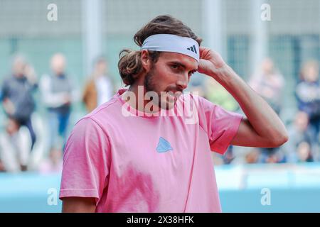 Madrid, Espagne. 25 avril 2024. Stefanos Tsitsipas, de Grèce, s’entraîne le quatrième jour du tournoi Mutua Madrid Open 2024 à la Caja Magica. Crédit : SOPA images Limited/Alamy Live News Banque D'Images