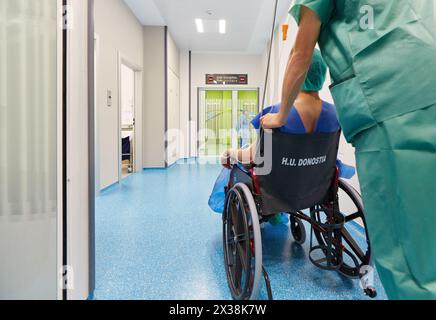 Transférer le patient à la salle d'opération, chirurgie ambulatoire, Hôpital Donostia, San Sebastian, Gipuzkoa, pays basque, Espagne Banque D'Images