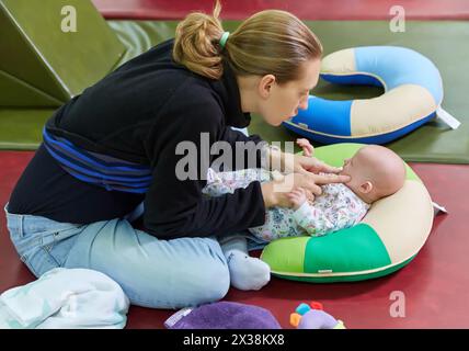 La mère et l'enfant, d'éducation sur l'allaitement, soins ambulatoires Oiartzun, Gipuzkoa, Pays Basque, Espagne Banque D'Images