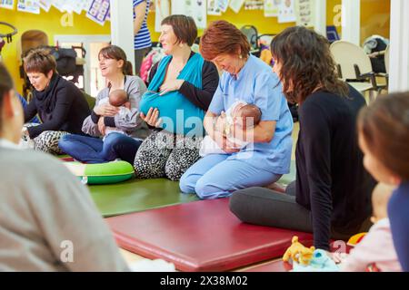 Sage-femme, la mère et l'enfant, d'éducation sur l'allaitement, soins ambulatoires Oiartzun, Gipuzkoa, Pays Basque, Espagne Banque D'Images