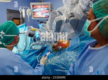 Salle d'opération, chirurgie robotique du cancer de la prostate, robot chirurgical Da Vinci, Urologie, Hôpital Donostia, San Sebastian, Gipuzkoa, pays basque, Espagne Banque D'Images