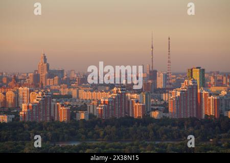 Tour de télévision Ostankino, bâtiments résidentiels, forêt le soir à Moscou, Russie Banque D'Images