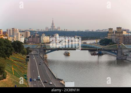 Pont Bogdan Khmelnitsky, rivière, navires et quai le jour d'été à Moscou Banque D'Images