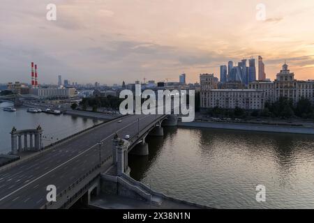 MOSCOU - 10 juin 2016 : Pont Borodinsky, rivière, quai et panorama de la ville Banque D'Images