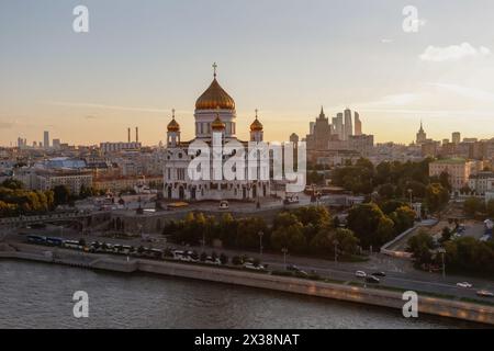 Cathédrale Christ Sauveur et quai dans la soirée d'été à Moscou, Russie Banque D'Images