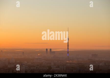 Tour de télévision Ostankino, bâtiments résidentiels le matin pendant le lever du soleil à Moscou, Russie Banque D'Images