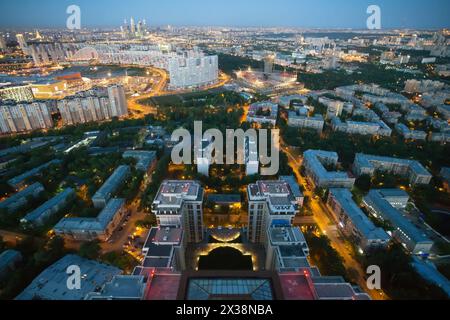 Quartier résidentiel avec buidlings, vue depuis le bâtiment Triumph Palace à Moscou, Russie la nuit d'été Banque D'Images