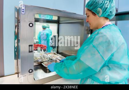 Fenêtre SAS, préparation de médicaments, une chambre propre, pharmacie, hôpital Donostia, San Sebastian, Gipuzkoa, Pays Basque, Espagne Banque D'Images