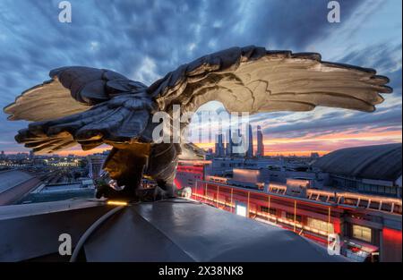 MOSCOU - 19 septembre 2015 : toit de la gare de Kievsky avec sculpture d'aigle et vue sur les gratte-ciels de Moscou Banque D'Images