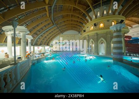 MOSCOU - 18 février 2017 : les gens dans le parc aquatique Caribia. Le parc aquatique Caribia à Perovo a été ouvert en 2012. Caribia - centre de divertissement avec une superficie de 22 tho Banque D'Images