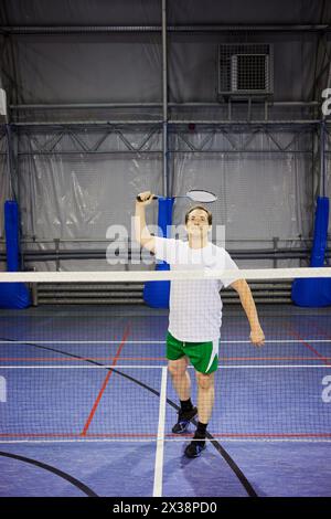 Joueur de badminton homme au terrain de sport. Banque D'Images