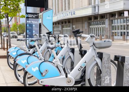 Divvy Bikes enfermés dans un kiosque de location à l'extérieur du United Center. Divvy a récemment lancé des vélos électriques à leur flotte avec des emplacements dans toute la ville. Banque D'Images