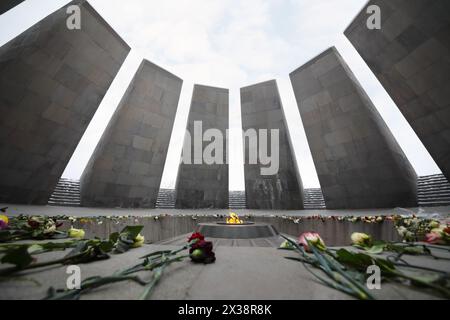 EREVAN, ARMÉNIE - 5 janvier 2017 : des fleurs sont sur le sol dans le complexe Mémorial Tsitsernakaberd, dédié au génocide des arméniens en 1915 Banque D'Images