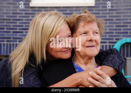 mère et fille regardant dehors. L'amour dans la famille Banque D'Images