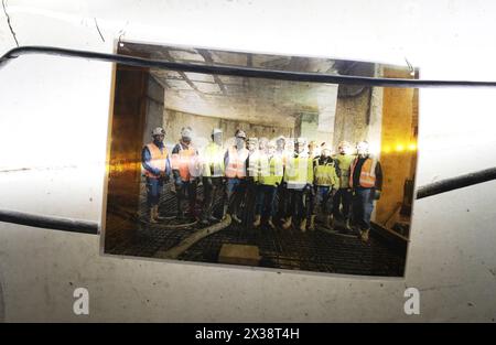 Paris, France. 25 avril 2024. Une photo des travailleurs est vue au bassin d'Austerlitz, un immense réservoir d'eau qui vise à nettoyer la Seine avant les Jeux Olympiques et à la rendre nageuse après les Jeux Olympiques de Paris, France, le 25 avril 2024. Le bassin d'Austerlitz sera inauguré en mai. Crédit : Gao Jing/Xinhua/Alamy Live News Banque D'Images