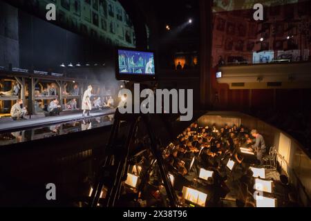 MOSCOU - 25 janvier 2017 : caméra de tournage, prisonniers sur scène et la fosse d'orchestre à la représentation de passager au Théâtre du nouvel Opéra de Moscou, Focus sur la caméra Banque D'Images