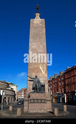 La statue en bronze de Charles Stewart Parnell, à la jonction de O'Connell Street et Parnell Square, Dublin City, Irlande Banque D'Images