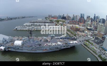 NEW-YORK - 07 septembre 2014 : paysage urbain et navire USS Intrepid (CV-11) avec musée Sea-Air-Space près du rivage. Vue aérienne. Les expositions du musée comprennent 28 authent Banque D'Images