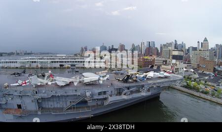 NEW-YORK - 07 septembre 2014 : Musée Sea-Air-Space sur le navire USS Intrepid (CV-11) amarré à l'embarcadère 86. Vue aérienne. Musée a été fondé en 1982. Banque D'Images