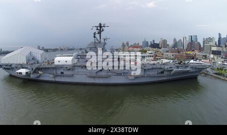 NEW-YORK - 07 septembre 2014 : navire USS Intrepid (CV-11) avec musée Sea-Air-Space sur l'embarcadère 86 près de la ville le jour d'automne. Vue aérienne. Le navire a été mis hors service Banque D'Images