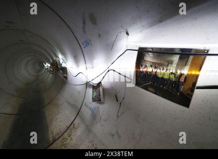 Paris, France. 25 avril 2024. Des photos de travailleurs sont vues au bassin d'Austerlitz, un immense réservoir d'eau qui vise à nettoyer la Seine avant les Jeux Olympiques et à la rendre nageuse après les Jeux Olympiques de Paris, France, le 25 avril 2024. Le bassin d'Austerlitz sera inauguré en mai. Crédit : Gao Jing/Xinhua/Alamy Live News Banque D'Images