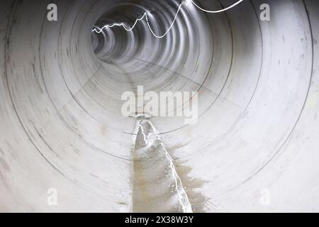 Paris, France. 25 avril 2024. La photo prise le 25 avril 2024 montre la canalisation d'eau vers le bassin d'Austerlitz, un immense réservoir d'eau qui vise à nettoyer la Seine avant les Jeux Olympiques et à la rendre nageuse après les Jeux Olympiques de Paris, France, le 25 avril 2024. Le bassin d'Austerlitz sera inauguré en mai. Crédit : Gao Jing/Xinhua/Alamy Live News Banque D'Images