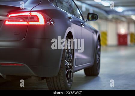 MOSCOU, RUSSIE - 11 nov 2015 : Tesla S car se trouve sur un parking souterrain. La Tesla Model S produite par Tesla Motors, et introduite en juin 2012. Banque D'Images