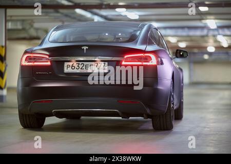 MOSCOU, RUSSIE - 11 nov 2015 : Tesla S car se trouve sur un parking souterrain. La Tesla Model S produite par Tesla Motors, et introduite en juin 2012. Banque D'Images