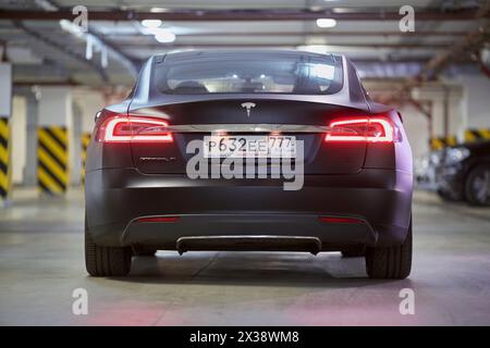 MOSCOU, RUSSIE - 11 nov 2015 : Tesla S car se trouve sur un parking souterrain. La Tesla Model S produite par Tesla Motors, et introduite en juin 2012. Banque D'Images