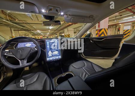 MOSCOU, RUSSIE - 11 nov 2015 : intérieur de la cabine de la Tesla Model S. La Tesla Model S produite par Tesla Motors, et introduite en juin 2012. Banque D'Images