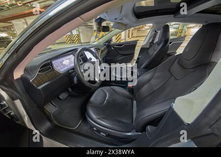 MOSCOU, RUSSIE - 11 nov 2015 : intérieur de la cabine de la Tesla Model S. La Tesla Model S produite par Tesla Motors, et introduite en juin 2012. Banque D'Images
