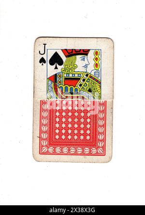 Un jack déchiré de pique carte à jouer vintage montrant l'avant et l'arrière sur un fond blanc. Banque D'Images