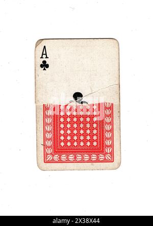 Un as déchiré de clubs carte à jouer vintage montrant le devant et le dos sur un fond blanc. Banque D'Images