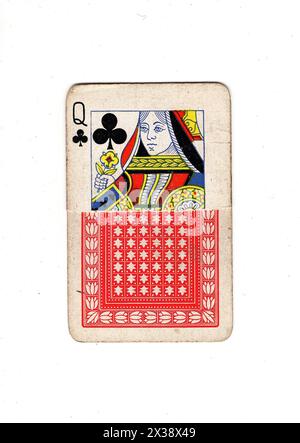 Une reine déchirée de clubs carte à jouer vintage montrant le devant et le dos sur un fond blanc. Banque D'Images