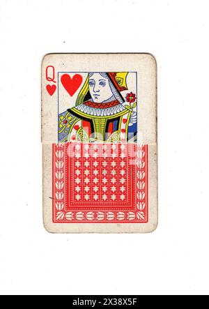 Une reine déchirée des coeurs carte à jouer vintage montrant le devant et le dos sur un fond blanc. Banque D'Images