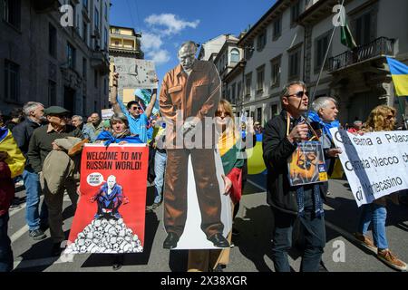 Milan, Italie, 25 avril 2024 Milan, Italie. 25 avril 2024. Corteo per la 79ma festa della Liberazione - Milano - Mercoledì 25 Aprile 2024 (Foto Claudio Furlan/Lapresse) défilé pour la 79e Journée de la libération - Milan - mercredi 25 avril 2024 (photo Claudio Furlan/Lapresse) crédit : LaPresse/Alamy Live News Banque D'Images