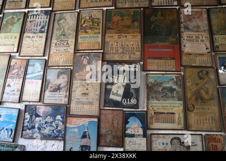 Afficher la collection de calendriers vintage stylisés + publicités à Antigua Guatemala, Amérique centrale. Calendarios antiguos de Antigua en Guatemala. Banque D'Images