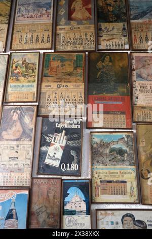 Afficher la collection de calendriers vintage stylisés + publicités à Antigua Guatemala, Amérique centrale. Calendarios antiguos de Antigua en Guatemala. Banque D'Images