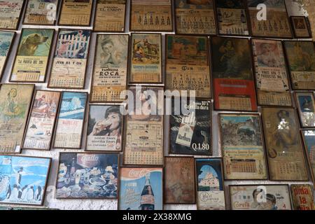 Afficher la collection de calendriers vintage stylisés + publicités à Antigua Guatemala, Amérique centrale. Calendarios antiguos de Antigua en Guatemala. Banque D'Images